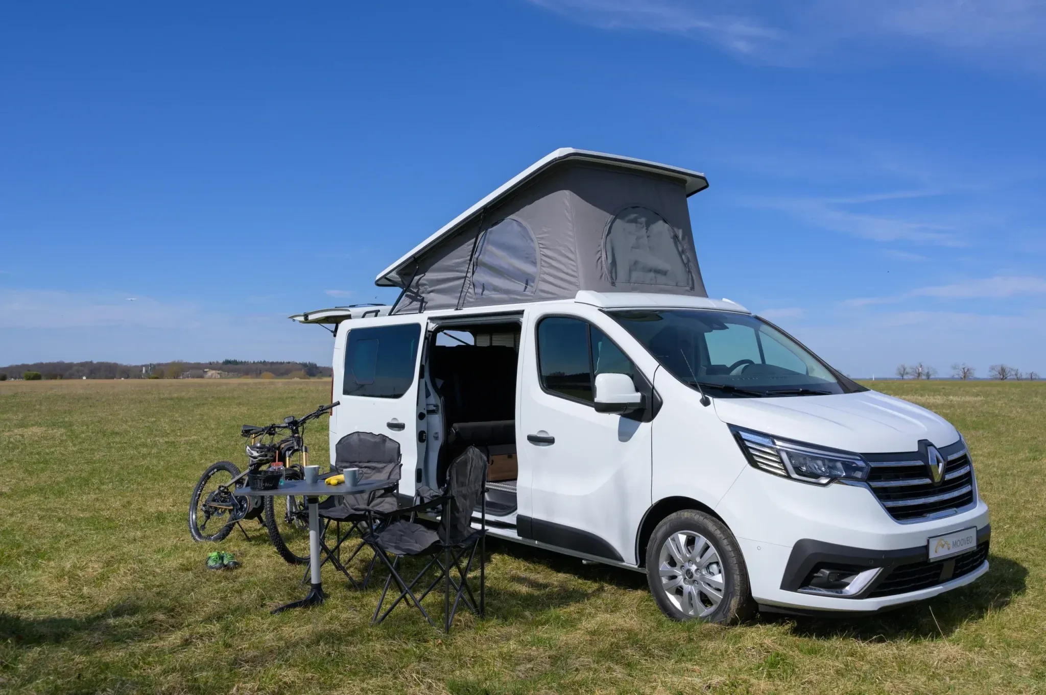 Mooveo Campingbus Campervan Élysée Line – Außenansicht auf Renault-Trafic-Basis, Saison 2027